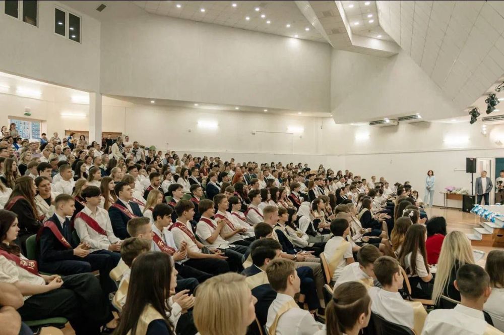 Сегодня в крымских школах прозвучали последние выпускные звонки Сегодня в крымских школах прозвучали последние выпускные звонки