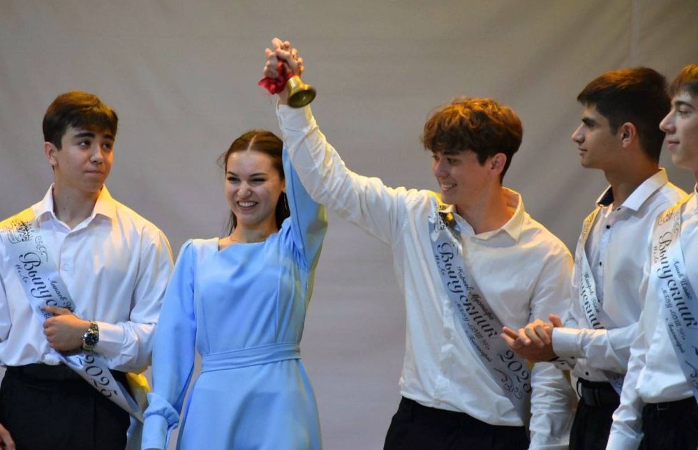 Последний звонок - и радостно и грустно! Последний звонок - и радостно и грустно!