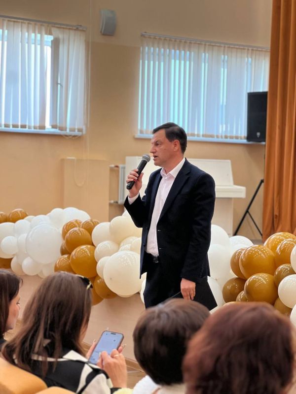 Председатель Государственного комитета по делам межнациональных отношений Республики Крым Руслан Якубов принял участие в торжественной линейке, посвященной окончанию учебного года в МБОУ «Средняя общеобразовательная школа №...