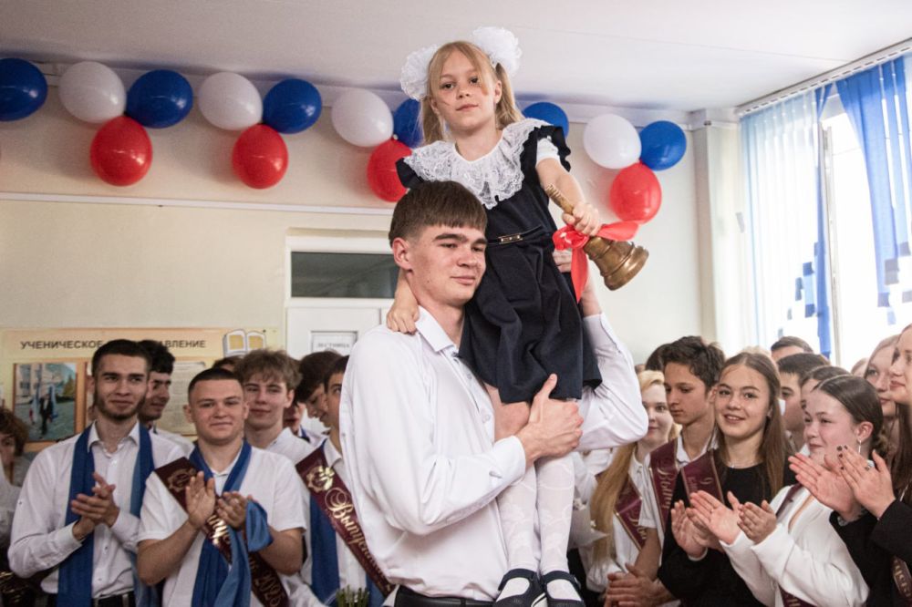 Шумные аплодисменты, яркие улыбки и гордость в глазах родителей – в Симферополе прозвучал последний звонок! Шумные аплодисменты, яркие улыбки и гордость в глазах родителей – в Симферополе прозвучал последний звонок!