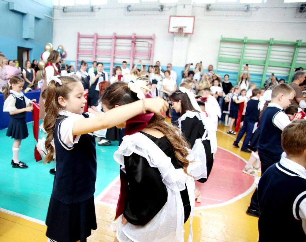 Последний звонок - и радостно и грустно! Последний звонок - и радостно и грустно!