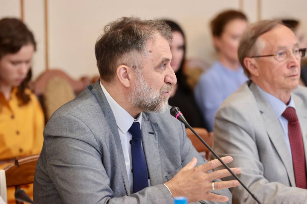 В Государственном Совете РК прошло заседание круглого стола Культурного фронта России и рабочей группы Государственной Думы РФ «Общество и культура» В Государственном Совете РК прошло заседание круглого стола Культурного фронта России и рабочей группы Государственной Думы РФ «Общество и культура»