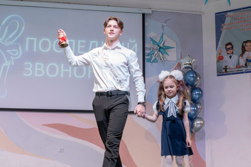 Шумные аплодисменты, яркие улыбки и гордость в глазах родителей – в Симферополе прозвучал последний звонок! Шумные аплодисменты, яркие улыбки и гордость в глазах родителей – в Симферополе прозвучал последний звонок!