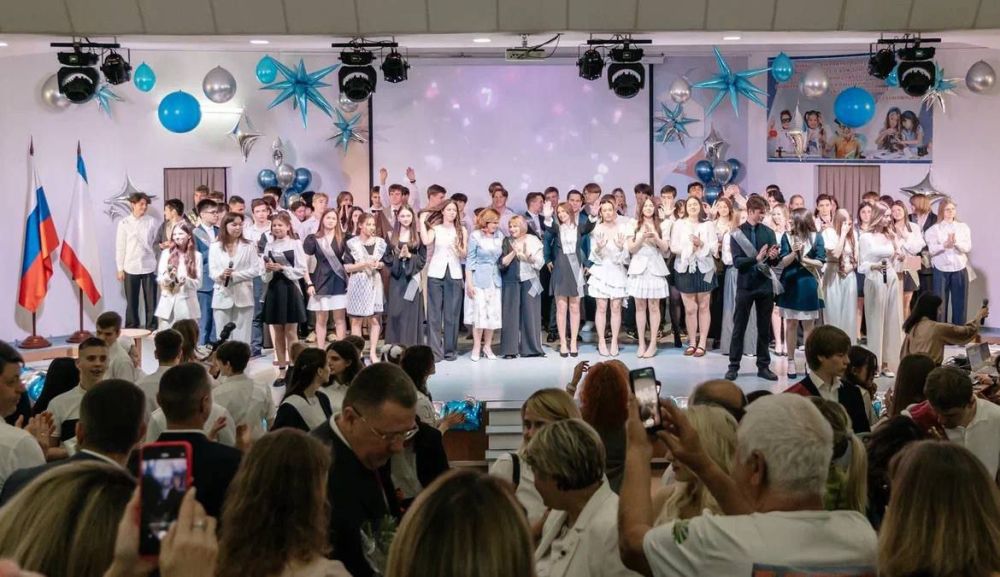 Сегодня в крымских школах прозвучали последние выпускные звонки Сегодня в крымских школах прозвучали последние выпускные звонки