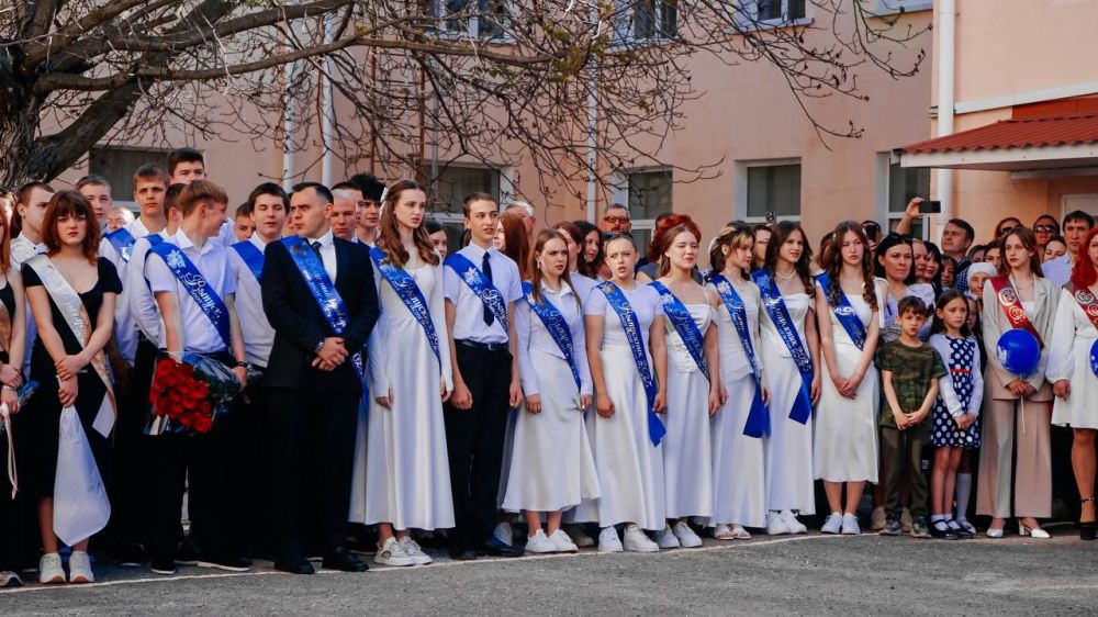 «Последний звонок» — это трогательный и значимый момент, который остаётся в памяти на всю жизнь! «Последний звонок» — это трогательный и значимый момент, который остаётся в памяти на всю жизнь!