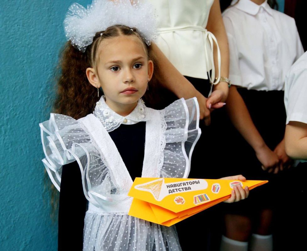 Последний звонок - и радостно и грустно! Последний звонок - и радостно и грустно!