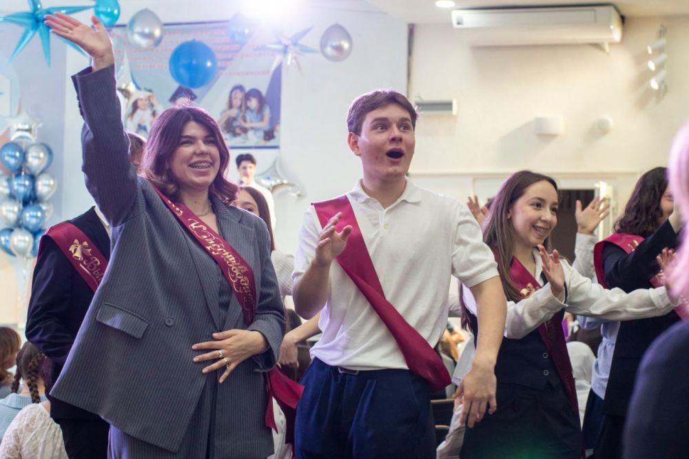 Шумные аплодисменты, яркие улыбки и гордость в глазах родителей – в Симферополе прозвучал последний звонок! Шумные аплодисменты, яркие улыбки и гордость в глазах родителей – в Симферополе прозвучал последний звонок!