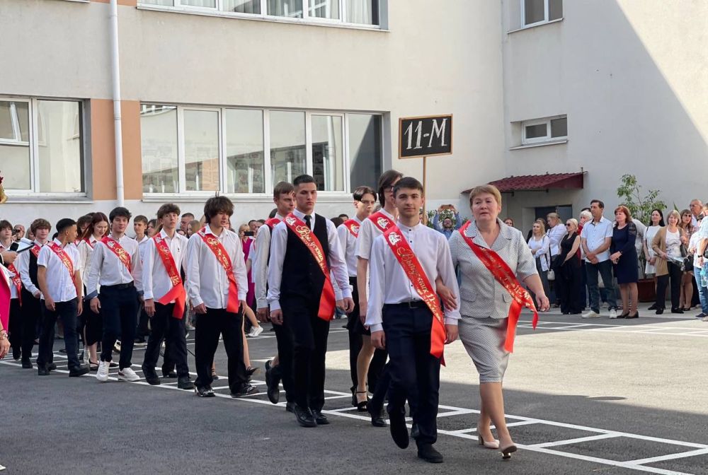 «Последний звонок» — это трогательный и значимый момент, который остаётся в памяти на всю жизнь! «Последний звонок» — это трогательный и значимый момент, который остаётся в памяти на всю жизнь!