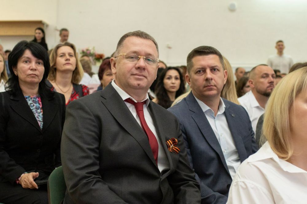 Михаил Афанасьев: Дорогие учащиеся и выпускники! Уважаемые педагоги и родители! Михаил Афанасьев: Дорогие учащиеся и выпускники! Уважаемые педагоги и родители!