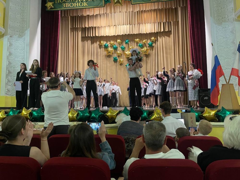 24 мая в феодосийских школах прозвучали последние звонки, которые возвестили об окончании учебного 2024/2025 года 24 мая в феодосийских школах прозвучали последние звонки, которые возвестили об окончании учебного 2024/2025 года