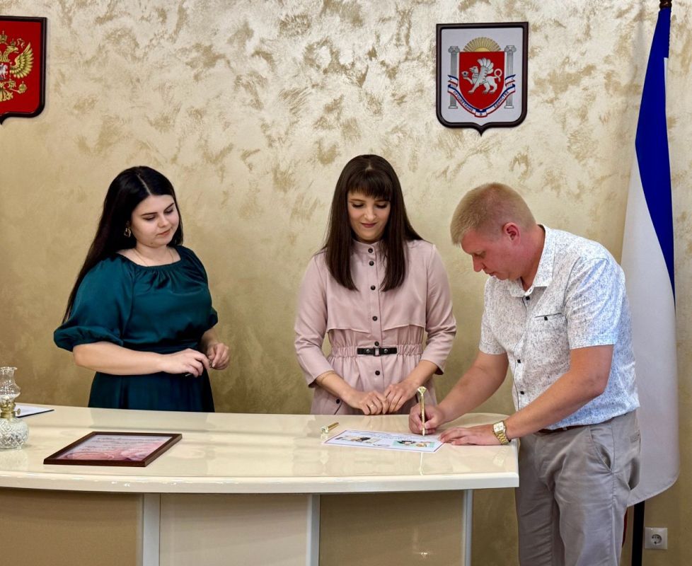 В Красногвардейском районном отделе ЗАГС провели трогательное и торжественное мероприятие — семейный юбилей супругов Кругловых, отметивших 10 лет со дня заключения брака В Красногвардейском районном отделе ЗАГС провели трогательное и торжественное мероприятие — семейный юбилей супругов Кругловых, отметивших 10 лет со дня заключения брака