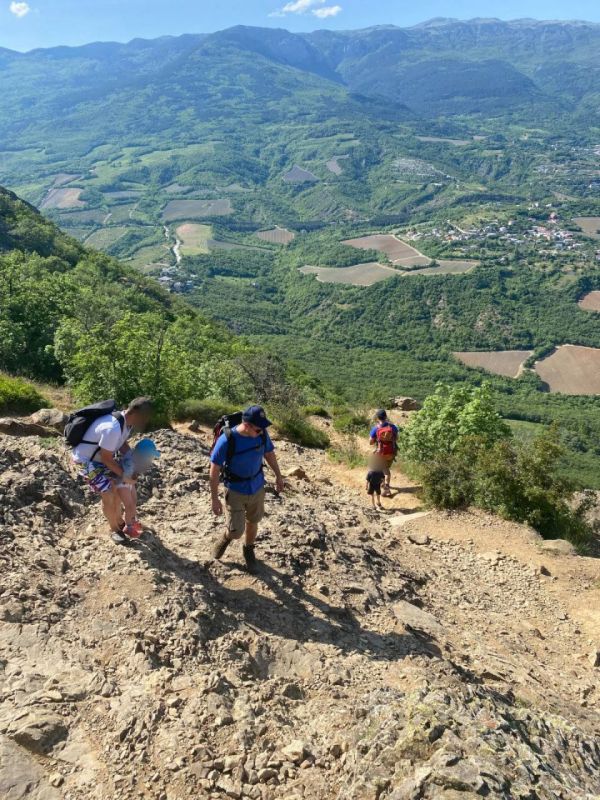 В крымских горах спасли мужчину с двумя детьми В крымских горах спасли мужчину с двумя детьми