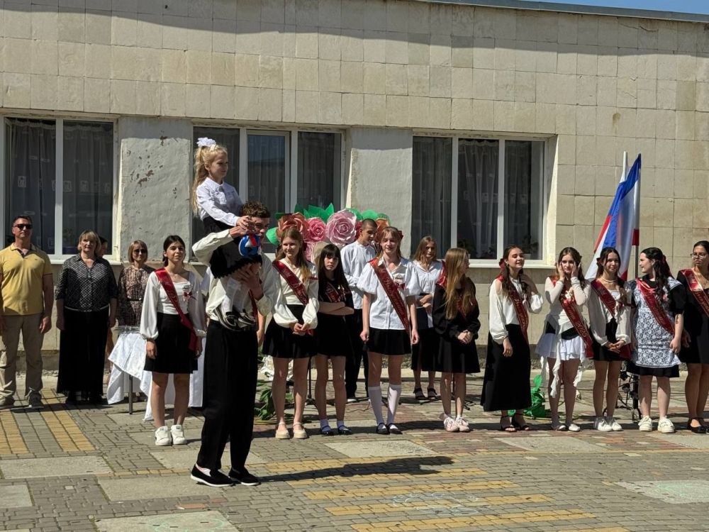 24 мая в феодосийских школах прозвучали последние звонки, которые возвестили об окончании учебного 2024/2025 года 24 мая в феодосийских школах прозвучали последние звонки, которые возвестили об окончании учебного 2024/2025 года