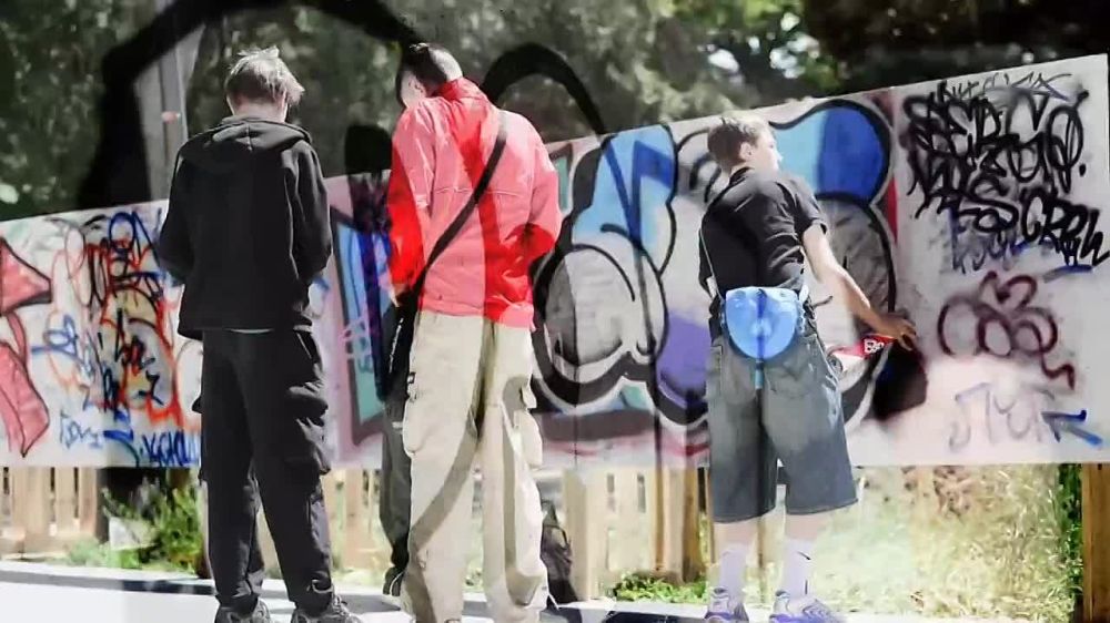 24 мая на скейт-парке Таблетка прошел молодежный фестиваль «Костер стрит фест»! Участники соревновались в уличных видах спорта, таких как граффити и брейкинг