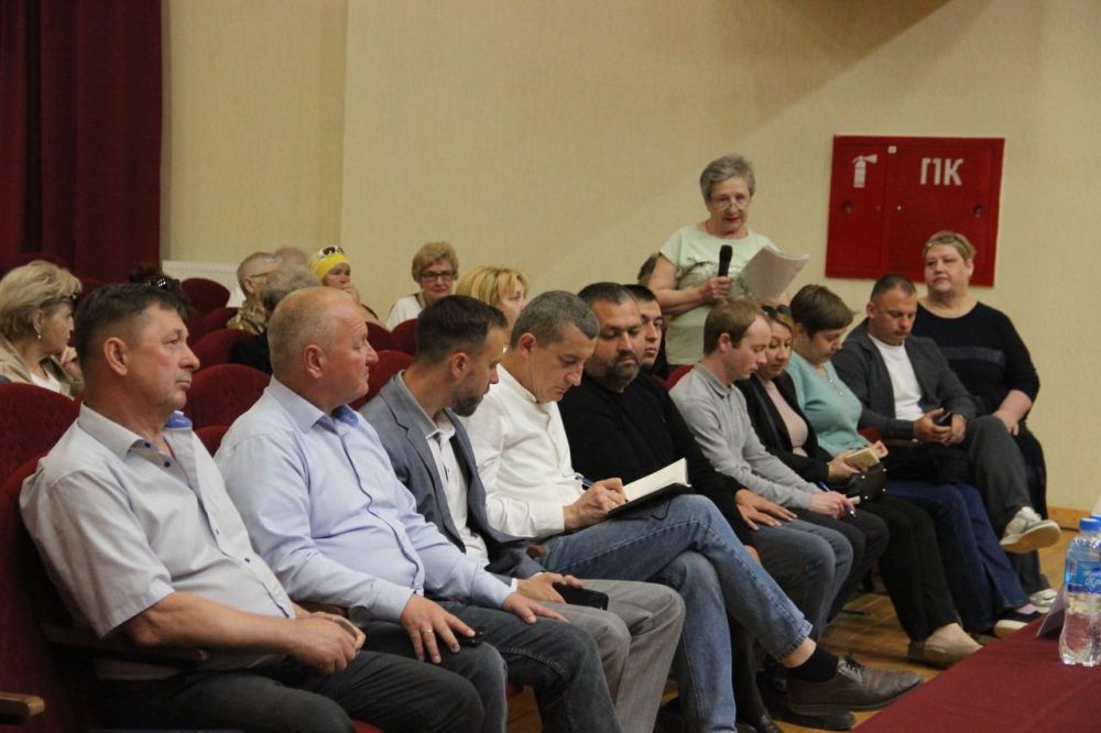 Депутаты Феодосийского городского совета, мой заместитель Игорь Валериевич Заикин приняли сегодня участие во встрече Первого заместителя главы Администрации города Феодосии Владимира Алексеевича Ким с жителями поселка... Депутаты Феодосийского городского совета, мой заместитель Игорь Валериевич Заикин приняли сегодня участие во встрече Первого заместителя главы Администрации города Феодосии Владимира Алексеевича Ким с жителями поселка...