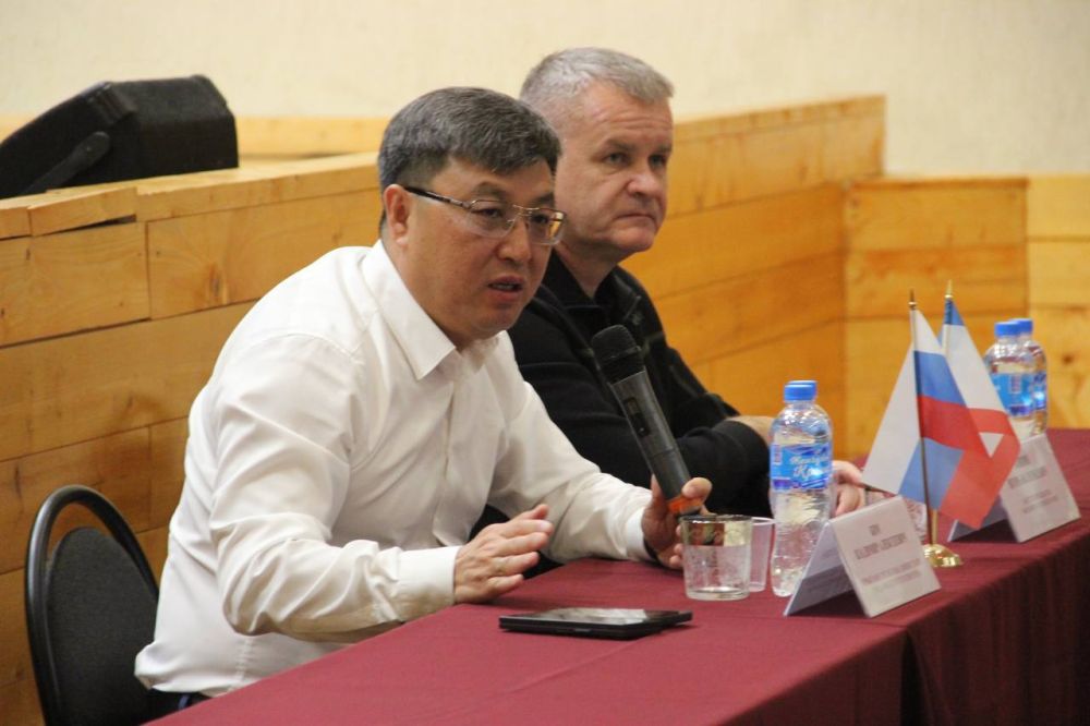 Депутаты Феодосийского городского совета, мой заместитель Игорь Валериевич Заикин приняли сегодня участие во встрече Первого заместителя главы Администрации города Феодосии Владимира Алексеевича Ким с жителями поселка... Депутаты Феодосийского городского совета, мой заместитель Игорь Валериевич Заикин приняли сегодня участие во встрече Первого заместителя главы Администрации города Феодосии Владимира Алексеевича Ким с жителями поселка...