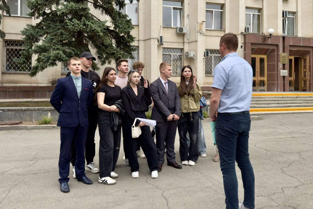 Студенты Крымского многопрофильного колледжа посетили администрацию Симферополя Студенты Крымского многопрофильного колледжа посетили администрацию Симферополя
