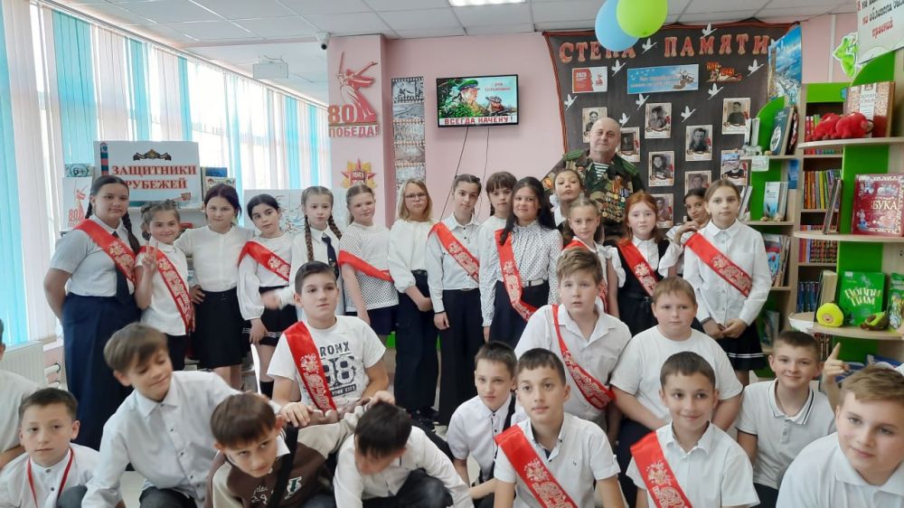 В детской библиотеке-филиале №10 Централизованной системы детских библиотек Симферополя прошла познавательная программа «Всегда начеку», приуроченная к Году Защитника Отечества и 80-летию Победы в Великой Отечественной войне В детской библиотеке-филиале №10 Централизованной системы детских библиотек Симферополя прошла познавательная программа «Всегда начеку», приуроченная к Году Защитника Отечества и 80-летию Победы в Великой Отечественной войне