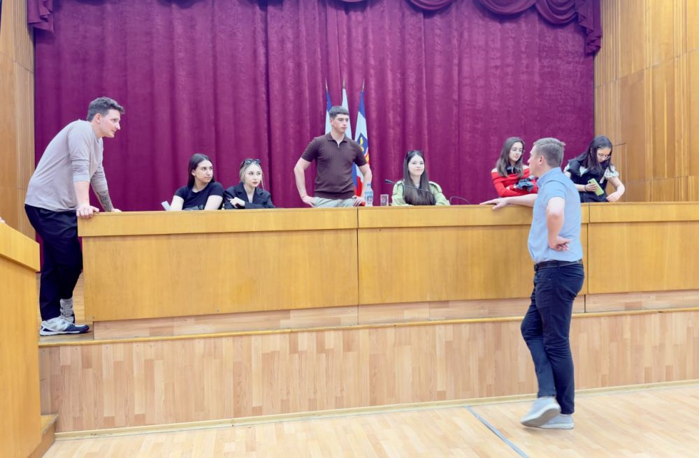 Студенты Крымского многопрофильного колледжа посетили администрацию Симферополя Студенты Крымского многопрофильного колледжа посетили администрацию Симферополя