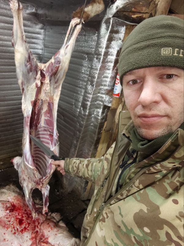 МОЙ ДРУГ ХУДОЖНИК И ПОЭТ. Саша Вечерка тот, кто с кем не страшно в разведку и на штурм По мере того, как я пишу эту книгу, жизнь сталкивает меня с героями батальона «Сомали» уже лично МОЙ ДРУГ ХУДОЖНИК И ПОЭТ. Саша Вечерка тот, кто с кем не страшно в разведку и на штурм По мере того, как я пишу эту книгу, жизнь сталкивает меня с героями батальона «Сомали» уже лично