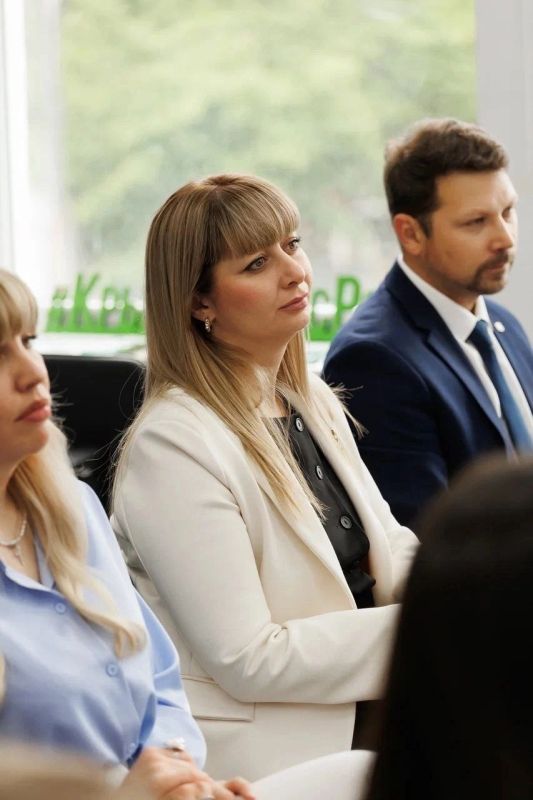 Заместитель председателя Госкомнаца Крыма Айкуи Арутюнян приняла участие в работе круглого стола «Женский взгляд на бизнес: секреты успеха» Заместитель председателя Госкомнаца Крыма Айкуи Арутюнян приняла участие в работе круглого стола «Женский взгляд на бизнес: секреты успеха»