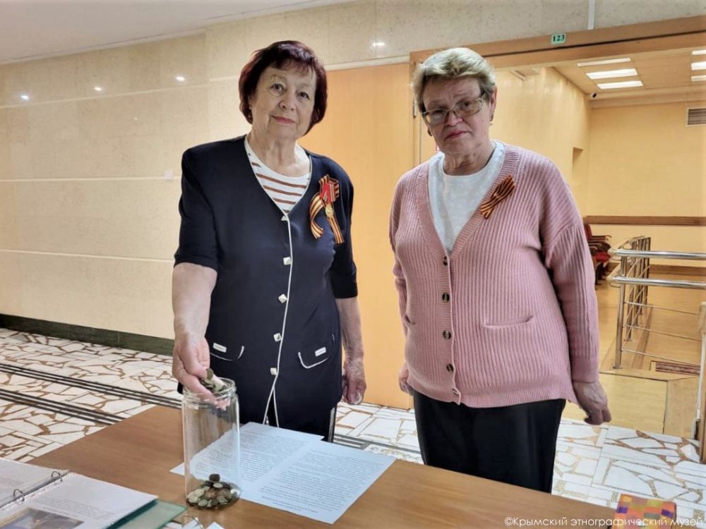 Крымчане принимают участие в создании памятника из советских монет Крымчане принимают участие в создании памятника из советских монет