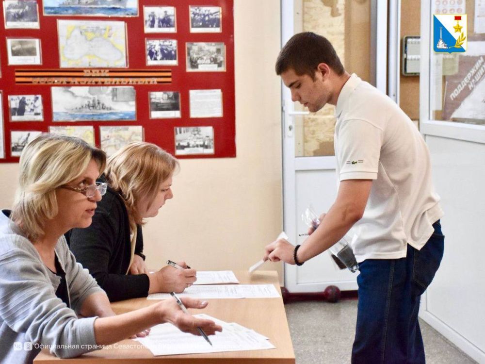 Около 2500 севастопольских выпускников сегодня сдали ЕГЭ по математике Около 2500 севастопольских выпускников сегодня сдали ЕГЭ по математике