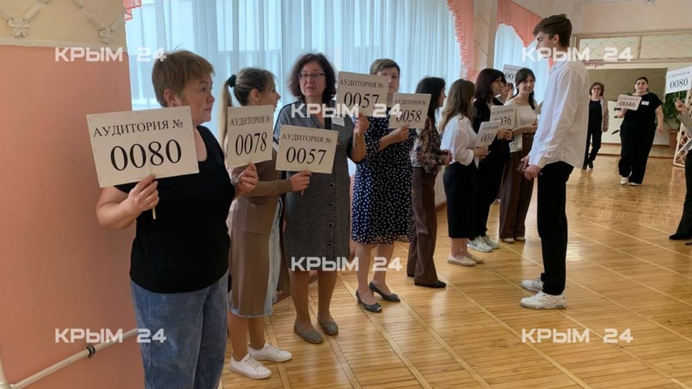 Симферопольские 11-классники приступили к сдаче ЕГЭ Симферопольские 11-классники приступили к сдаче ЕГЭ