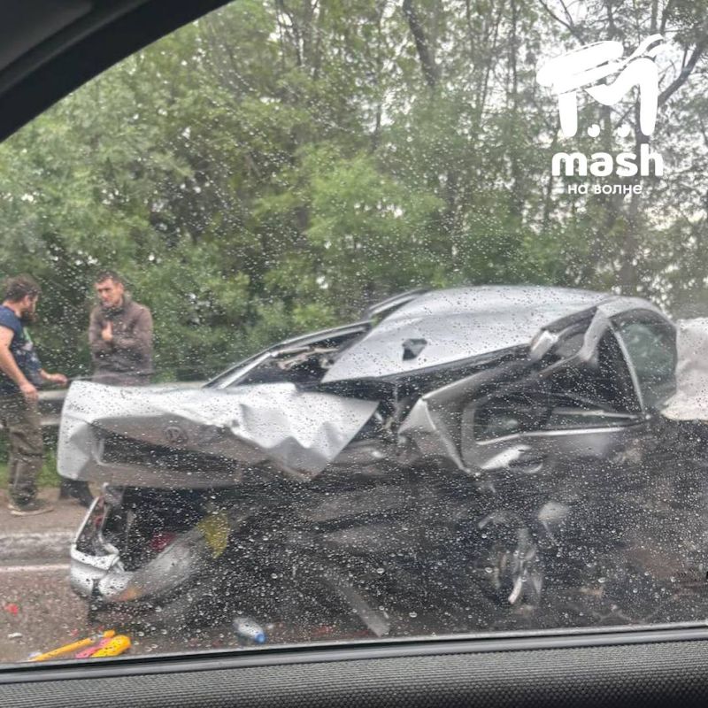На трассе возле Ливадии столкнулись такси "Максим" и легковушка На трассе возле Ливадии столкнулись такси "Максим" и легковушка