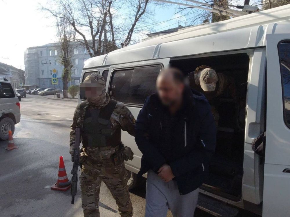 Двух севастопольцев будут судить за госизмену и подготовку теракта Двух севастопольцев будут судить за госизмену и подготовку теракта