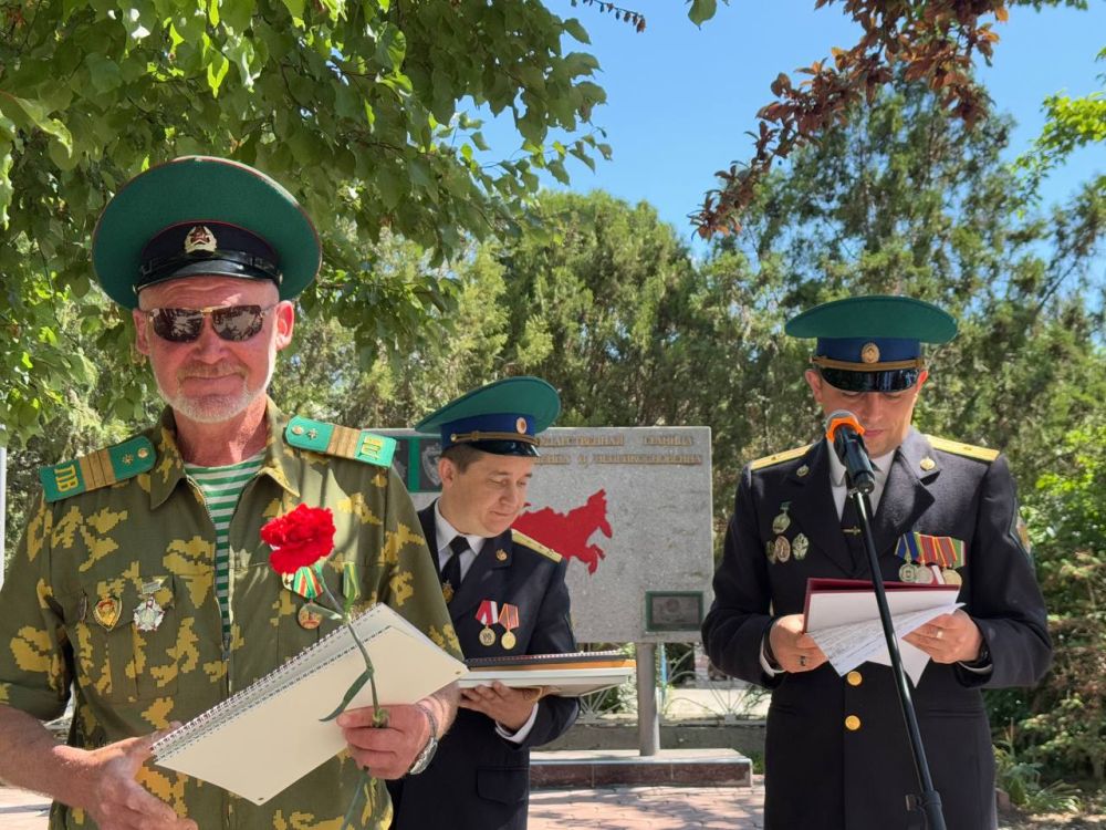 Александр Дудинов: В праздничный майский день у памятника воинам-пограничникам собрались виновники торжества, несущие службу на рубежах нашей Родины, ветераны пограничных войск, а также их семьи, друзья и просто гости... Александр Дудинов: В праздничный майский день у памятника воинам-пограничникам собрались виновники торжества, несущие службу на рубежах нашей Родины, ветераны пограничных войск, а также их семьи, друзья и просто гости...