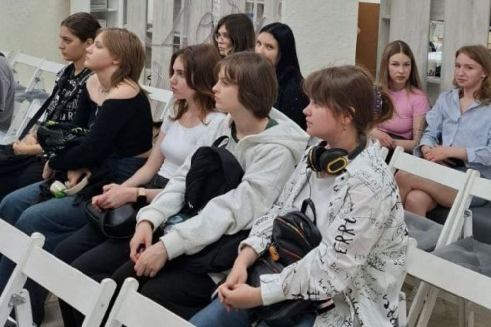 Заместитель министра финансов Республики Крым Ольга Чернобай в рамках V этапа Всероссийской просветительской эстафеты «Мои финансы» встретилась с волонтёрами Ресурсного центра поддержки добровольчества в сфере культуры... Заместитель министра финансов Республики Крым Ольга Чернобай в рамках V этапа Всероссийской просветительской эстафеты «Мои финансы» встретилась с волонтёрами Ресурсного центра поддержки добровольчества в сфере культуры...