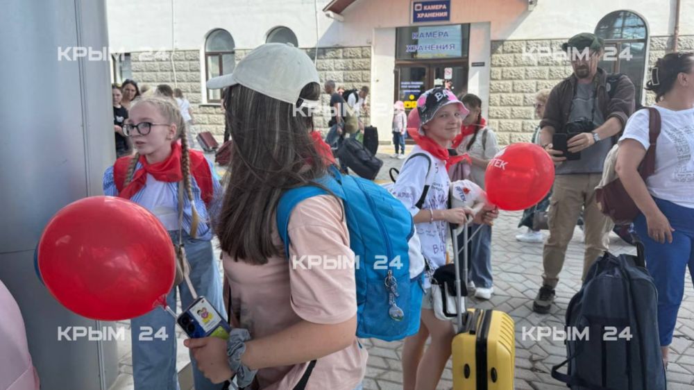 Под оркестр с медведями. Артековцев торжественно встретили на железнодорожном вокзале Симферополя Под оркестр с медведями. Артековцев торжественно встретили на железнодорожном вокзале Симферополя