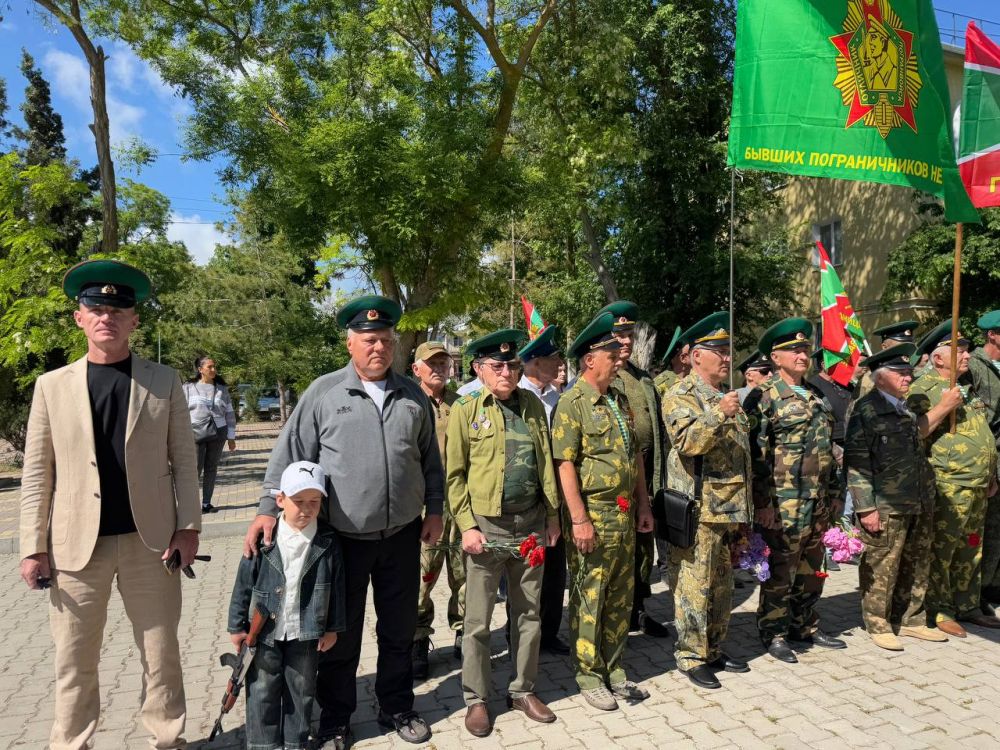 Александр Дудинов: В праздничный майский день у памятника воинам-пограничникам собрались виновники торжества, несущие службу на рубежах нашей Родины, ветераны пограничных войск, а также их семьи, друзья и просто гости... Александр Дудинов: В праздничный майский день у памятника воинам-пограничникам собрались виновники торжества, несущие службу на рубежах нашей Родины, ветераны пограничных войск, а также их семьи, друзья и просто гости...
