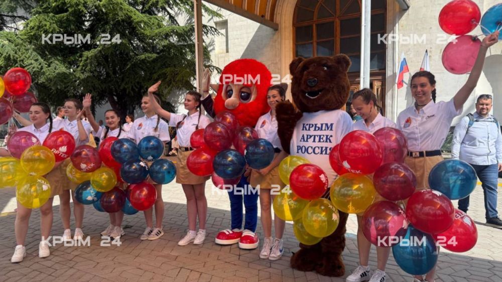 Под оркестр с медведями. Артековцев торжественно встретили на железнодорожном вокзале Симферополя Под оркестр с медведями. Артековцев торжественно встретили на железнодорожном вокзале Симферополя