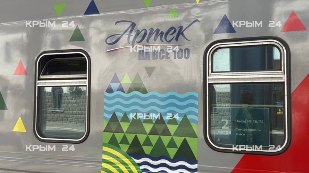Под оркестр с медведями. Артековцев торжественно встретили на железнодорожном вокзале Симферополя Под оркестр с медведями. Артековцев торжественно встретили на железнодорожном вокзале Симферополя