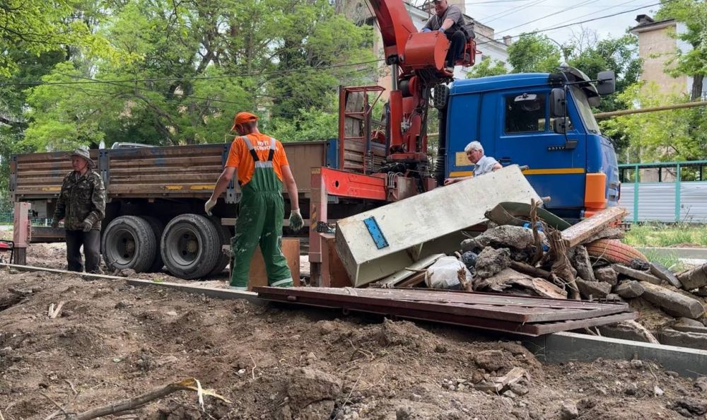 На ул. Горького, в районе дома №8 продолжается демонтаж незаконно установленных металлических гаражей На ул. Горького, в районе дома №8 продолжается демонтаж незаконно установленных металлических гаражей