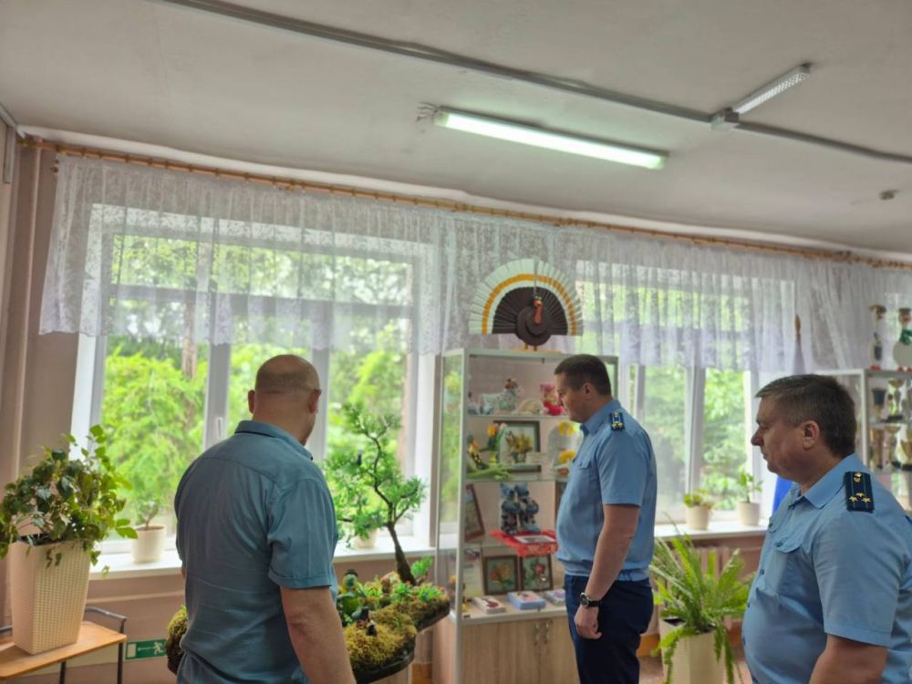 Заместитель прокурора Крыма Леонид Селивёрстов выехал в Феодосийскую специализированную школу-интернат Заместитель прокурора Крыма Леонид Селивёрстов выехал в Феодосийскую специализированную школу-интернат