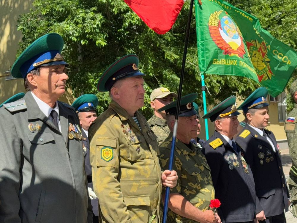 Александр Дудинов: В праздничный майский день у памятника воинам-пограничникам собрались виновники торжества, несущие службу на рубежах нашей Родины, ветераны пограничных войск, а также их семьи, друзья и просто гости... Александр Дудинов: В праздничный майский день у памятника воинам-пограничникам собрались виновники торжества, несущие службу на рубежах нашей Родины, ветераны пограничных войск, а также их семьи, друзья и просто гости...