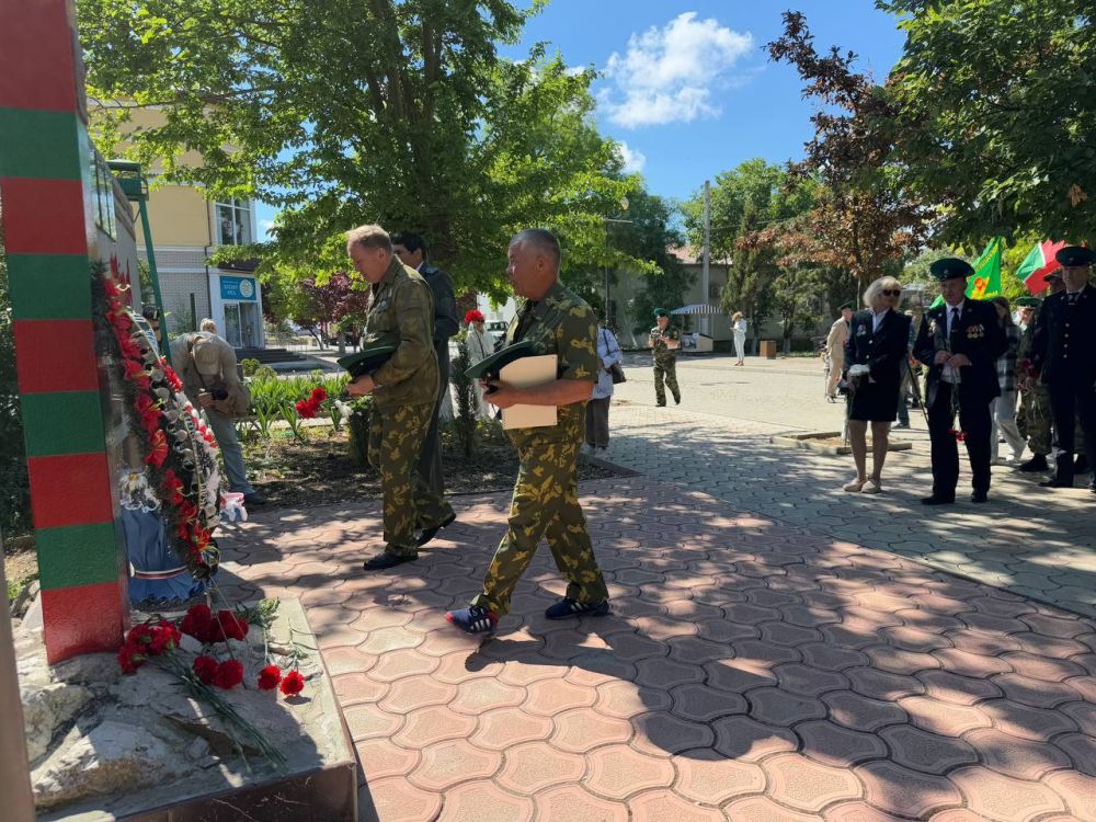 Александр Дудинов: В праздничный майский день у памятника воинам-пограничникам собрались виновники торжества, несущие службу на рубежах нашей Родины, ветераны пограничных войск, а также их семьи, друзья и просто гости... Александр Дудинов: В праздничный майский день у памятника воинам-пограничникам собрались виновники торжества, несущие службу на рубежах нашей Родины, ветераны пограничных войск, а также их семьи, друзья и просто гости...