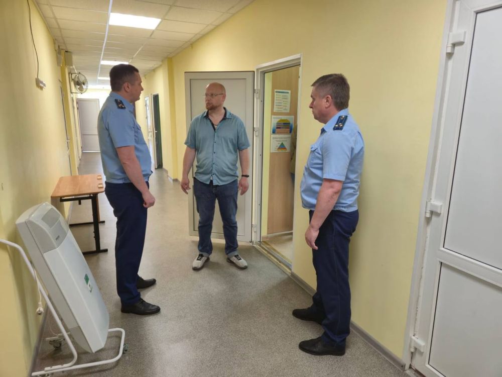 Заместитель прокурора Крыма Леонид Селивёрстов выехал в Феодосийскую специализированную школу-интернат Заместитель прокурора Крыма Леонид Селивёрстов выехал в Феодосийскую специализированную школу-интернат