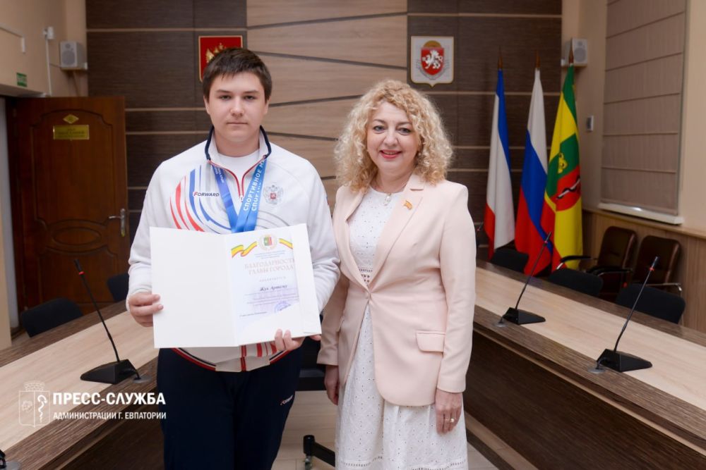 Галина Герасимова поздравила призеров соревнований по спортивному метанию ножа Галина Герасимова поздравила призеров соревнований по спортивному метанию ножа