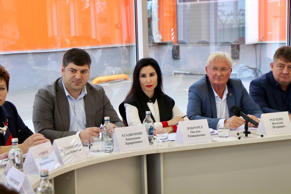 На совместном заседании Комитета по промышленности, торговле и предпринимательству и Комитета по аграрной политике и развитию сельских территорий, прошедшем на предприятии «Доброе», обсудили развитие промышленного туризма и... На совместном заседании Комитета по промышленности, торговле и предпринимательству и Комитета по аграрной политике и развитию сельских территорий, прошедшем на предприятии «Доброе», обсудили развитие промышленного туризма и...