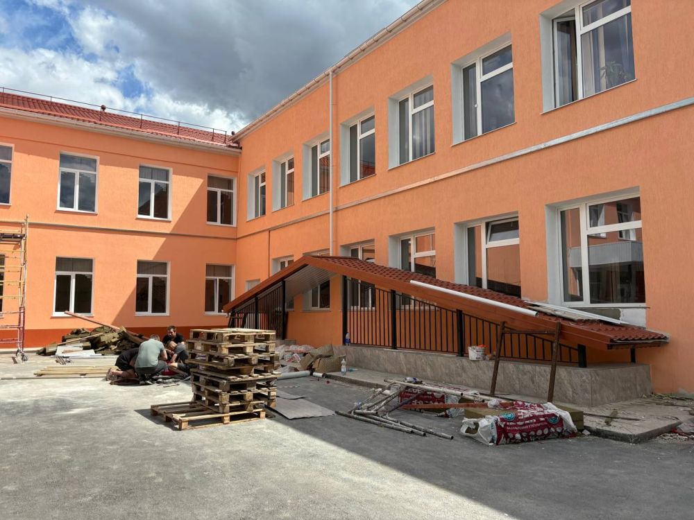 Строители завершают капремонт Красногвардейской школы №1
