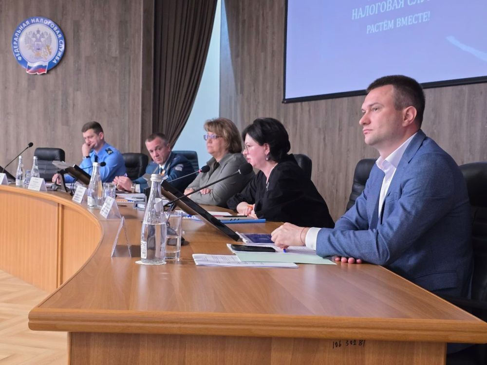 Первый заместитель министра финансов Республики Крым Дмитрий Шеряко принял участие в работе Коллегии Управления Федеральной налоговой службы по Республике Крым, в ходе которой поблагодарил коллег за огромный ежедневный труд... Первый заместитель министра финансов Республики Крым Дмитрий Шеряко принял участие в работе Коллегии Управления Федеральной налоговой службы по Республике Крым, в ходе которой поблагодарил коллег за огромный ежедневный труд...