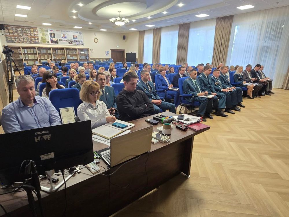 Первый заместитель министра финансов Республики Крым Дмитрий Шеряко принял участие в работе Коллегии Управления Федеральной налоговой службы по Республике Крым, в ходе которой поблагодарил коллег за огромный ежедневный труд... Первый заместитель министра финансов Республики Крым Дмитрий Шеряко принял участие в работе Коллегии Управления Федеральной налоговой службы по Республике Крым, в ходе которой поблагодарил коллег за огромный ежедневный труд...