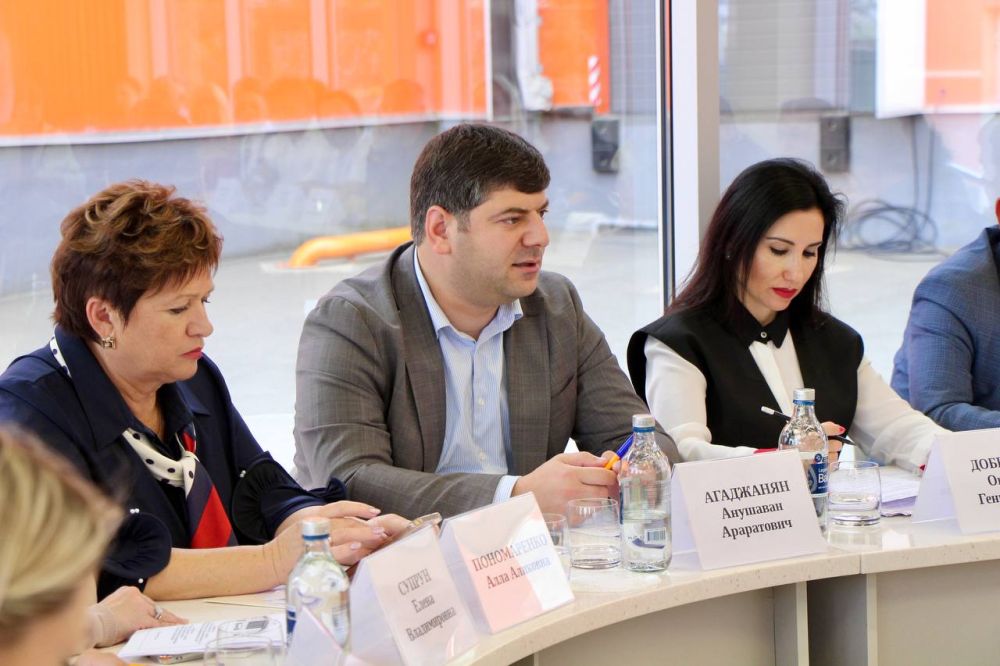 На совместном заседании Комитета по промышленности, торговле и предпринимательству и Комитета по аграрной политике и развитию сельских территорий, прошедшем на предприятии «Доброе», обсудили развитие промышленного туризма и... На совместном заседании Комитета по промышленности, торговле и предпринимательству и Комитета по аграрной политике и развитию сельских территорий, прошедшем на предприятии «Доброе», обсудили развитие промышленного туризма и...