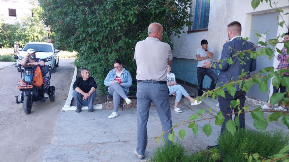 Заместители главы администрации Сакского района Сергей Кирьянов, Светлана Дорошенко встретились с жильцами многоквартирного дома, расположенного в с. Зерновое, ул.Спортивная,16 Заместители главы администрации Сакского района Сергей Кирьянов, Светлана Дорошенко встретились с жильцами многоквартирного дома, расположенного в с. Зерновое, ул.Спортивная,16