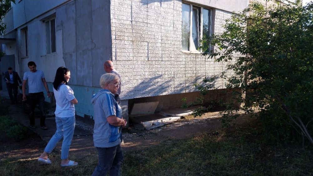 Заместители главы администрации Сакского района Сергей Кирьянов, Светлана Дорошенко встретились с жильцами многоквартирного дома, расположенного в с. Зерновое, ул.Спортивная,16 Заместители главы администрации Сакского района Сергей Кирьянов, Светлана Дорошенко встретились с жильцами многоквартирного дома, расположенного в с. Зерновое, ул.Спортивная,16