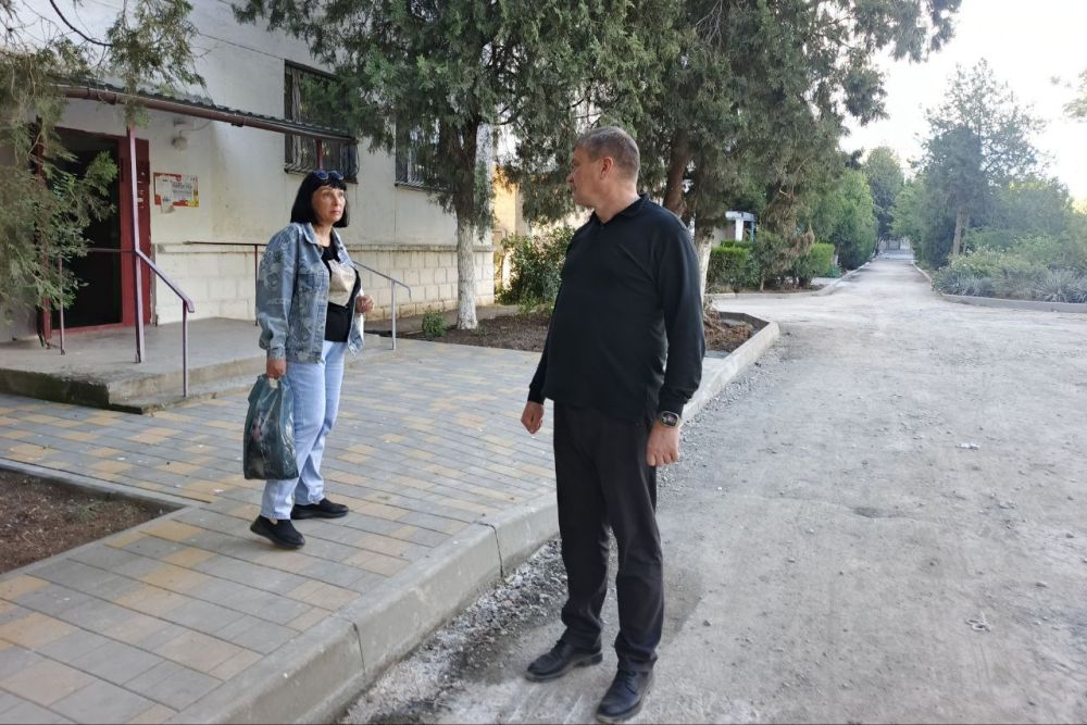 Александр Юрьев: Сегодня проверил качество санитарной очистки, занижения газонов, покоса травы и ход работ по благоустройству дворов пгт Мирный и пгт Новоозёрное Александр Юрьев: Сегодня проверил качество санитарной очистки, занижения газонов, покоса травы и ход работ по благоустройству дворов пгт Мирный и пгт Новоозёрное